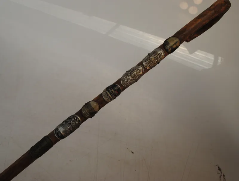 Baston para alpinismo con 6 chapitas de ciudades 86 cm