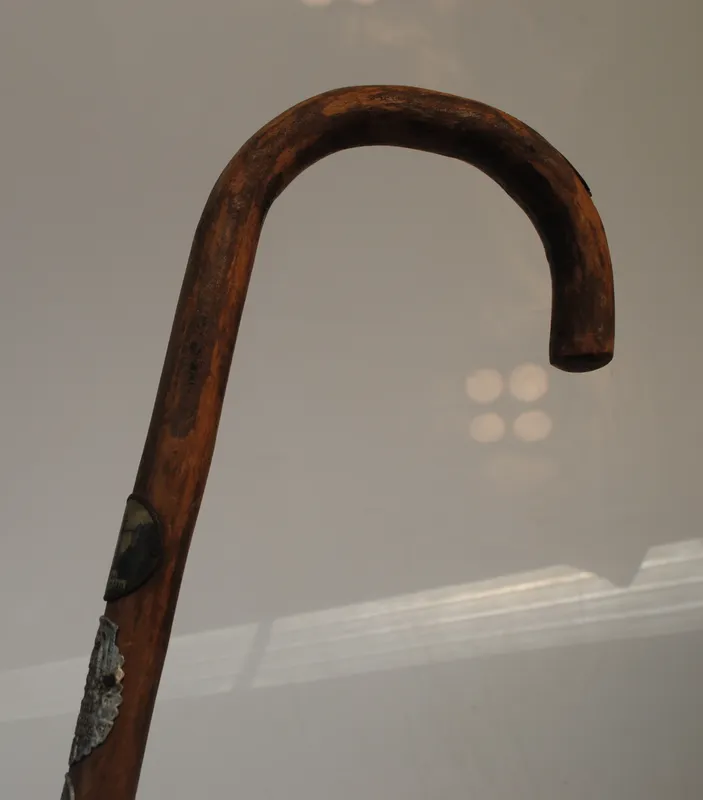 Baston para alpinismo con 6 chapitas de ciudades 86 cm