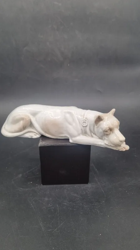 Figura perro de porcelana