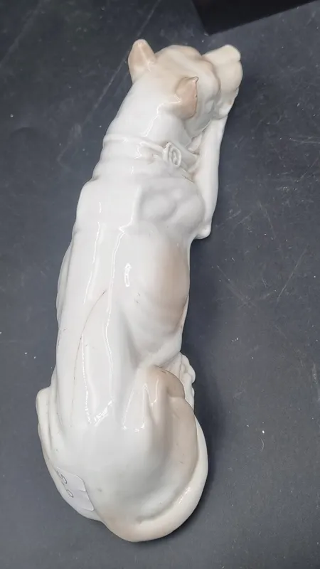 Figura perro de porcelana