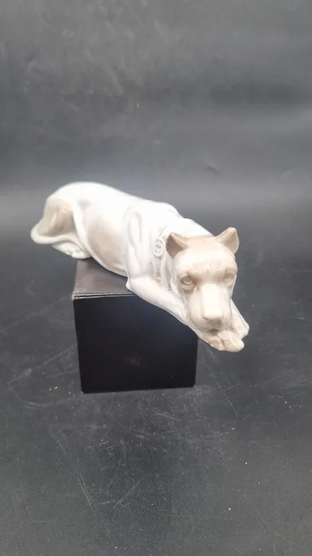 Figura perro de porcelana