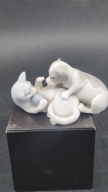 Figura porcelana alemana perro y gato
