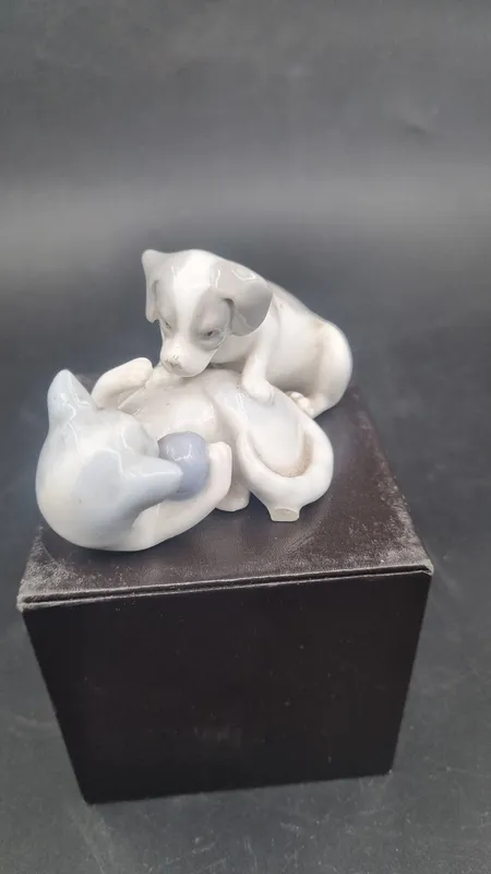 Figura porcelana alemana perro y gato