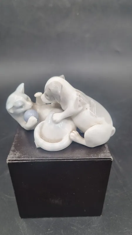 Figura porcelana alemana perro y gato