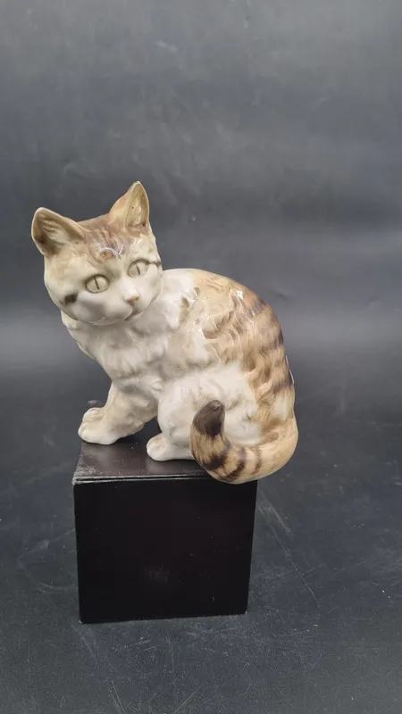 Figura gato de porcelana