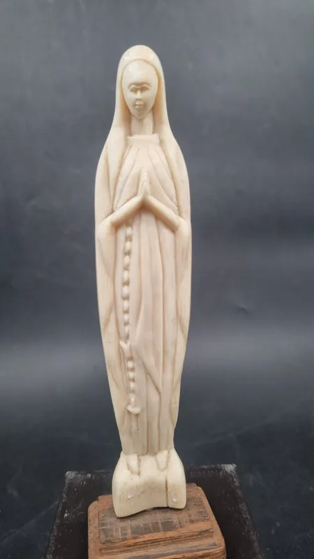 Figura virgen en marfil con base de madera