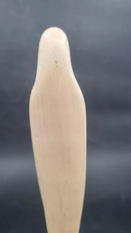 Figura virgen en marfil con base de madera