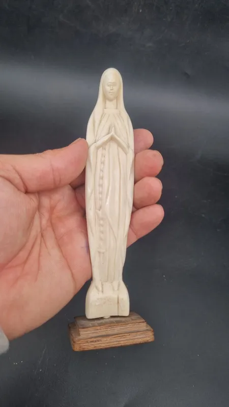 Figura virgen en marfil con base de madera