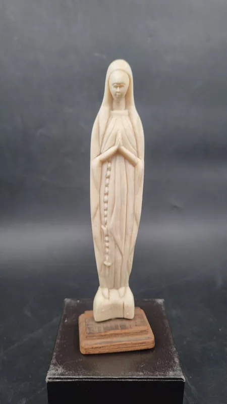 Figura virgen en marfil con base de madera