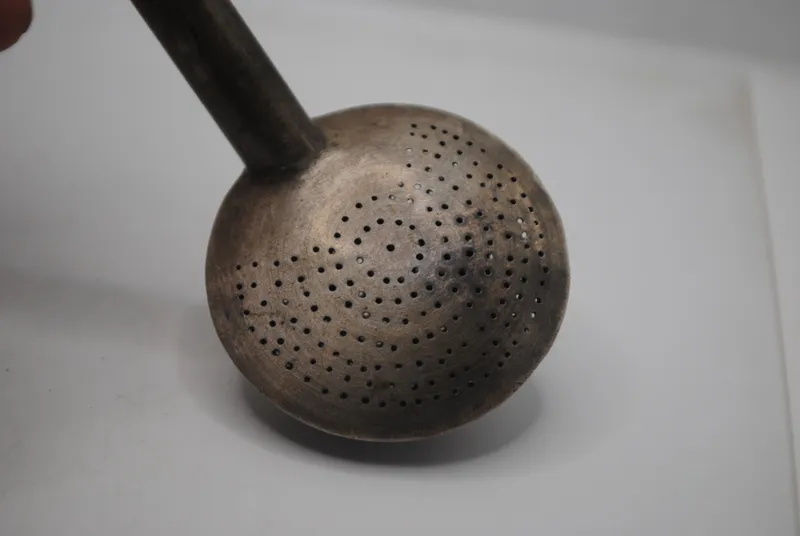 Bombilla grande de plata y mucho oro con soaje de piedras rojas incrustadas