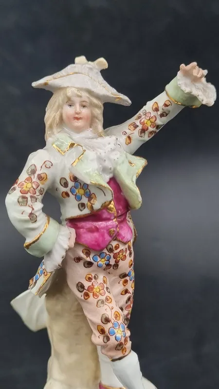 Figura de porcelana caballero