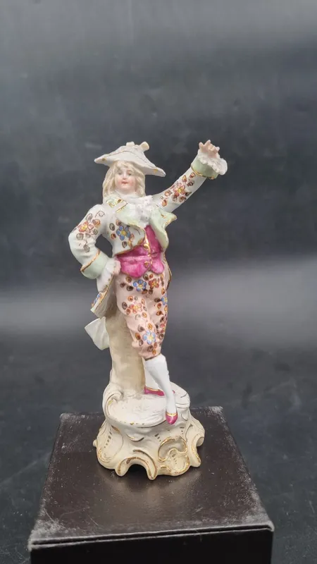 Figura de porcelana caballero