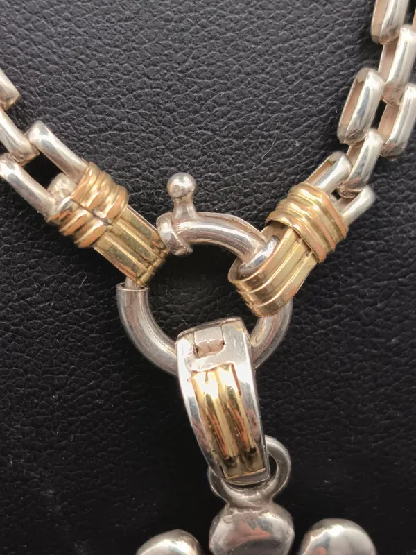 Cadena de plata con cierre marinero y doje hoja detalles en oro