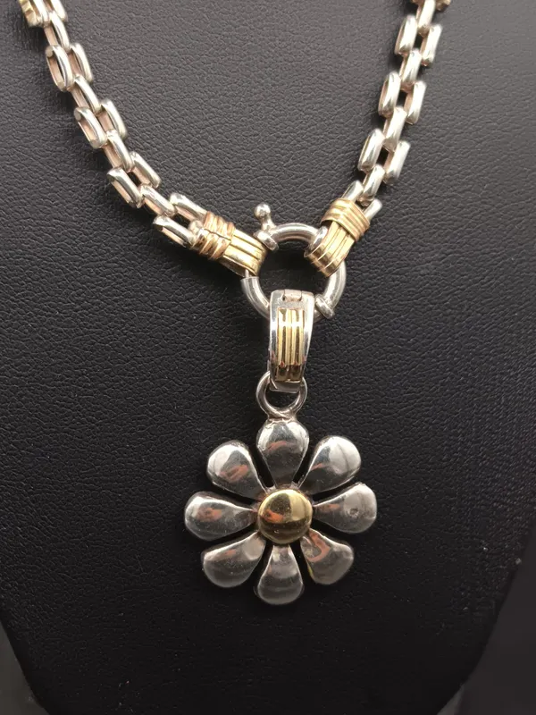 Cadena de plata con cierre marinero y doje hoja detalles en oro