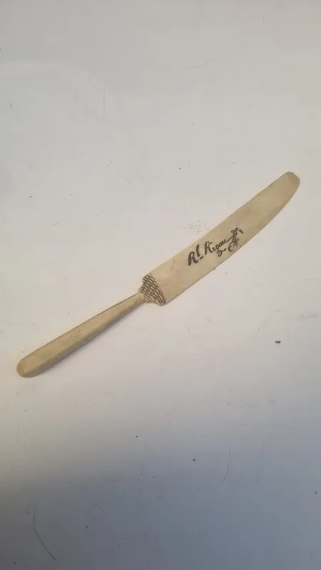 Abrecartas de hueso tallado con inscripciones