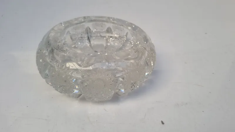 Cenicero de cristal tallado checo
