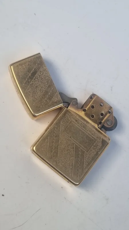 Encendedor zippo americano dorado
