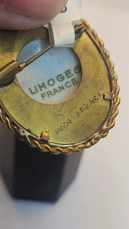 Prendedor de porcelana limoges dama pintada a mano diseño oval