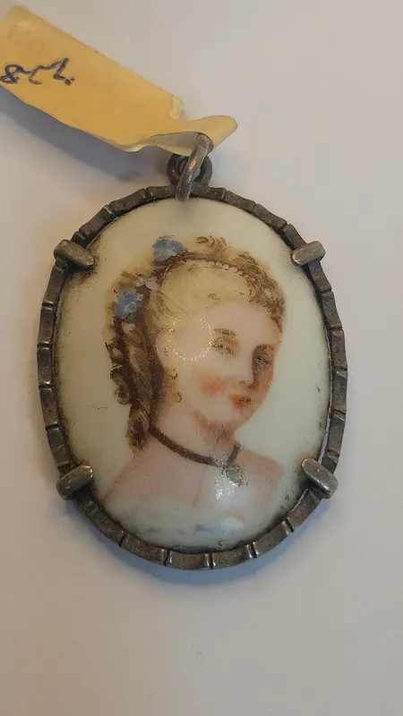 Colgante de porcelana limoges dama pintada a mano