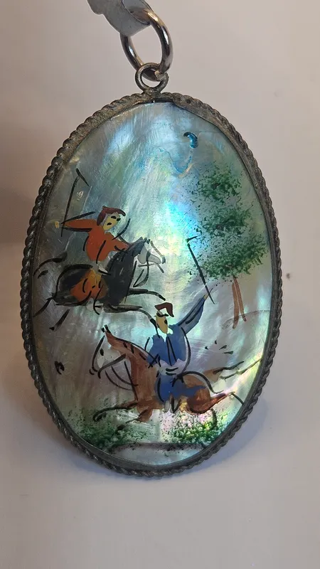 Colgante de nacar con escena de caza del sha de persia engarzado en plata