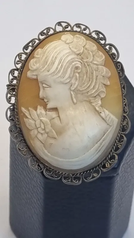 Lindo camafeo muy antiguo con engarce de bronce