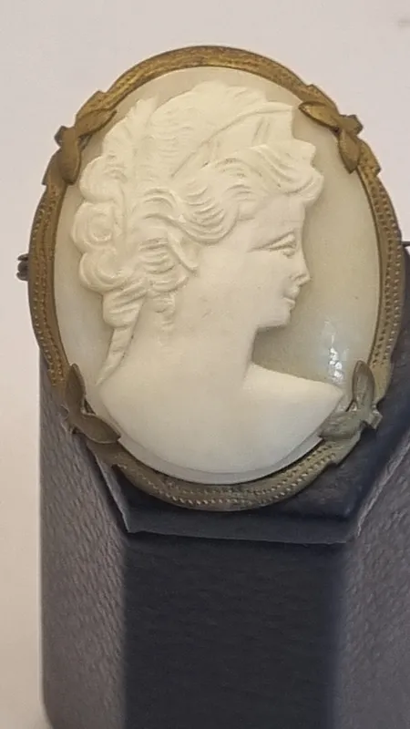 Camafeo grande antiguo con engarce de bronce prendedor y colgante