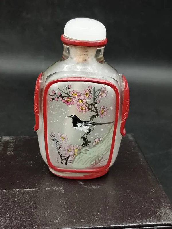 Frasco de perfume oriental con tapón