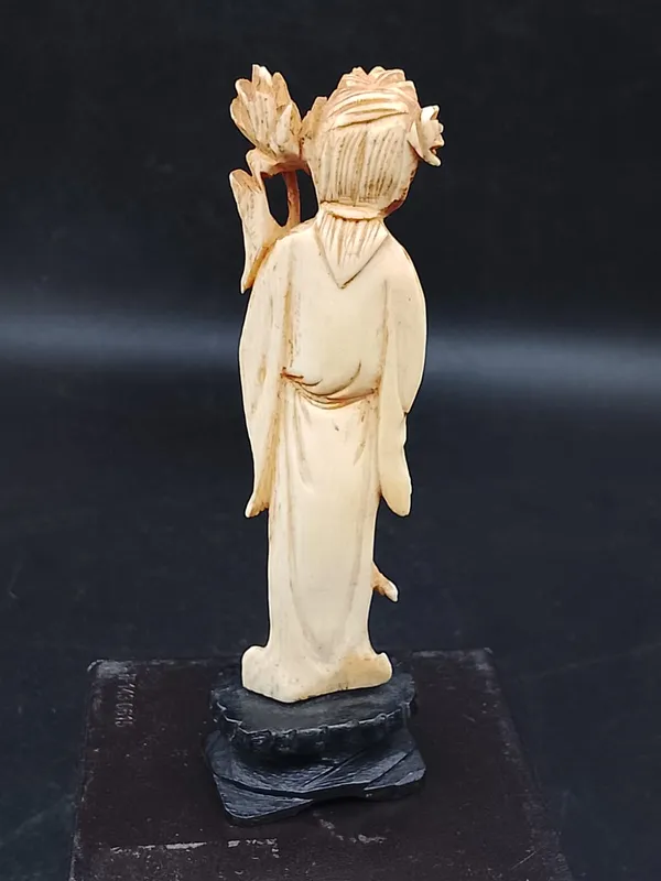Talla de marfil oriental gheisha con base de madera