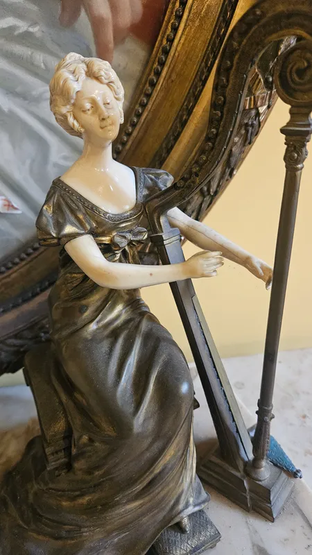 Figura criselefantina dama con arpa bronce y marfil