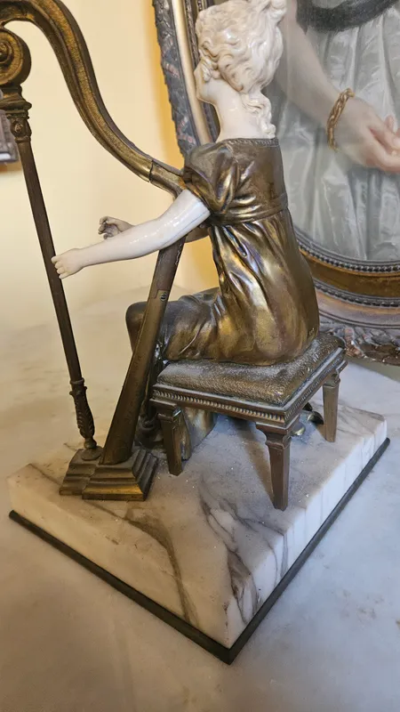 Figura criselefantina dama con arpa bronce y marfil