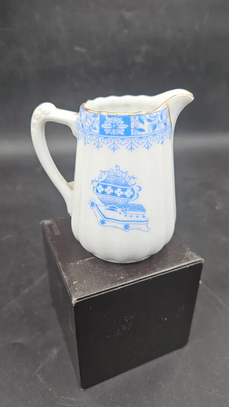 Fina jarra alemana de porcelana tipo lechera años 50