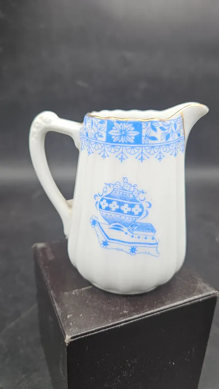 Fina jarra alemana de porcelana tipo lechera años 50