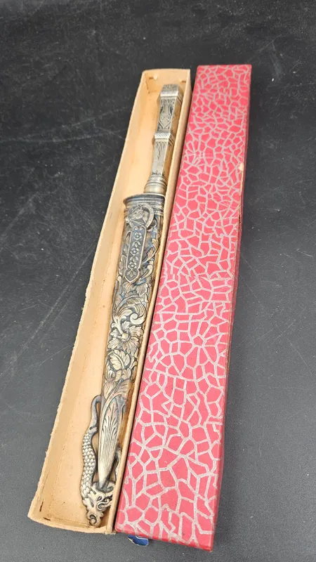Cuchillo riograndense con figuras en la vaina marca corneta