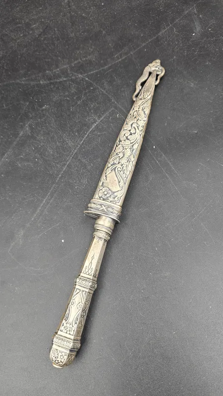 Cuchillo riograndense con figuras en la vaina marca corneta