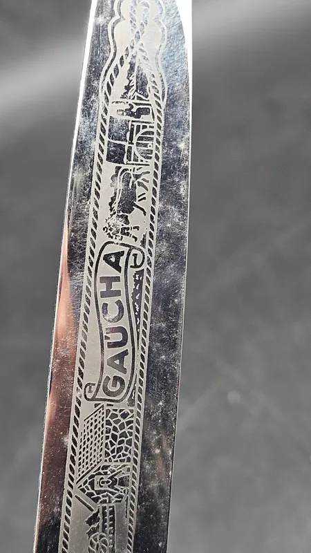 Cuchillo riograndense con figuras en la vaina marca corneta
