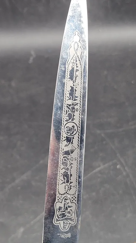 Cuchillo riograndense con figuras en la vaina marca corneta