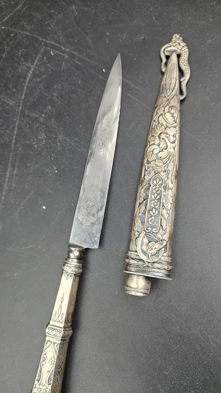 Cuchillo riograndense con figuras en la vaina marca corneta
