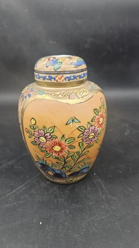 Potiche oriental pintado a mano con escena satsuma