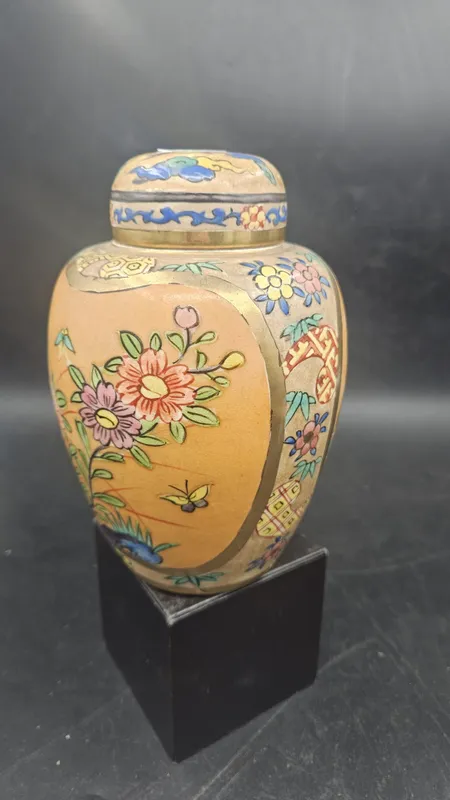 Potiche oriental pintado a mano con escena satsuma