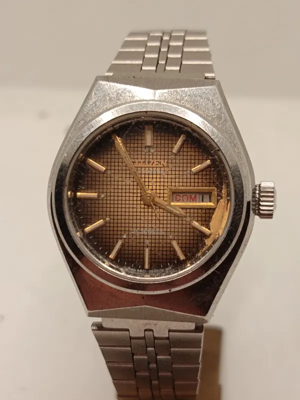 Reloj citizen con esfera dorada de dama