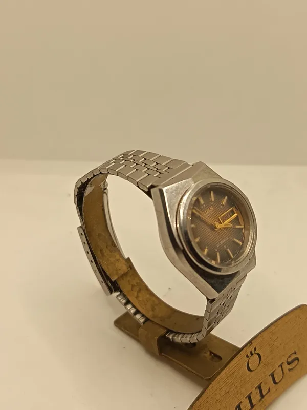 Reloj citizen con esfera dorada de dama