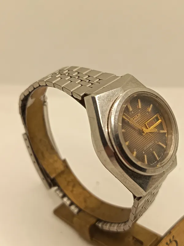 Reloj citizen con esfera dorada de dama