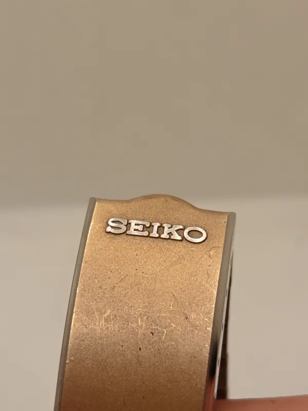 Reloj seiko automatico con esfera negra y caja dorada funcionando