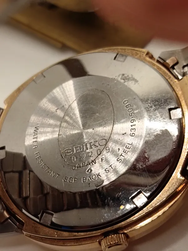 Reloj seiko automatico con esfera negra y caja dorada funcionando