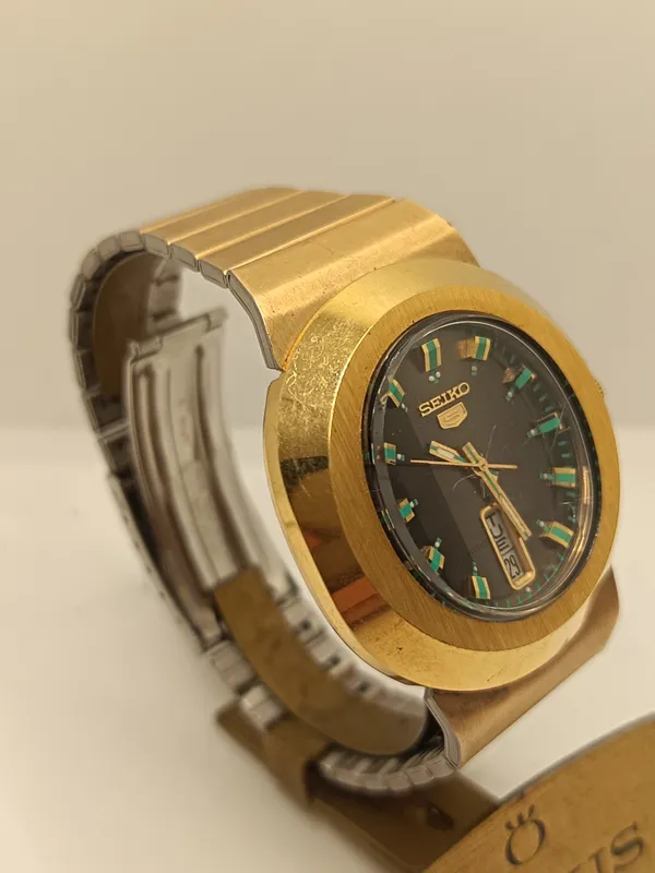 Reloj seiko automatico con esfera negra y caja dorada funcionando