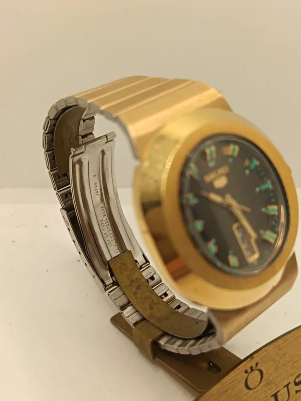 Reloj seiko automatico con esfera negra y caja dorada funcionando