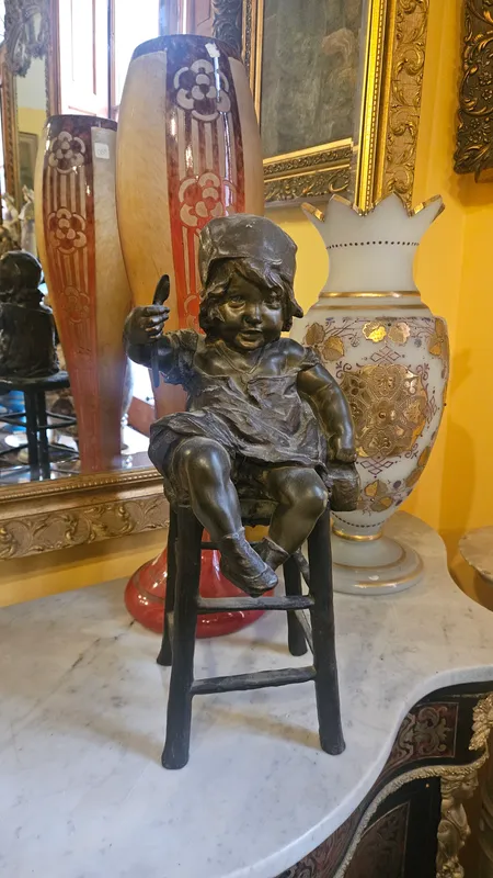 Niña juan clara de bronce
