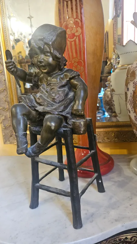 Niña juan clara de bronce