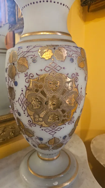 Florero de opalina isabelino pintado a mano con dorado