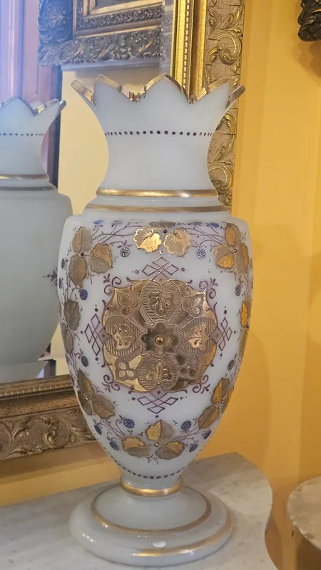 Florero de opalina isabelino pintado a mano con dorado